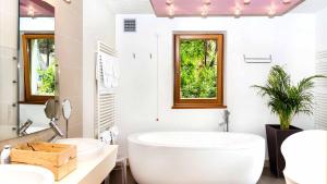 A beachfront villa near Omiš with a sauna and a gym