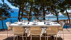 A beachfront villa near Omiš with a sauna and a gym