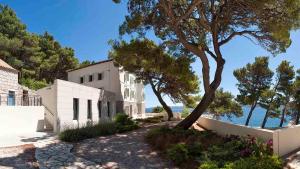 A beachfront villa near Omiš with a sauna and a gym