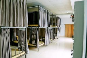 Giường Đơn Trong Phòng Ngủ Tập Thể 10 Giường (Single Bed in 10-Bed Dormitory Room)