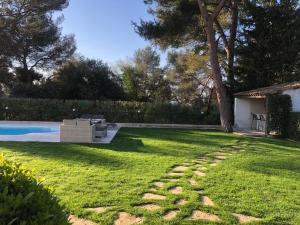 Villas Discover a luxurious villa with a stunning pool and a lush garden , the ultimate escape for rest and relaxation : Villa