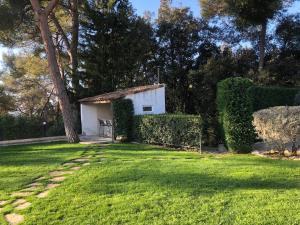 Villas Discover a luxurious villa with a stunning pool and a lush garden , the ultimate escape for rest and relaxation : photos des chambres