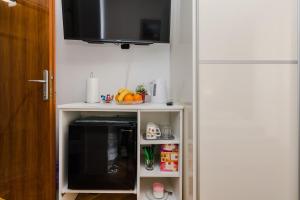 Neva room with private bathroom