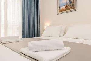 Neva room with private bathroom