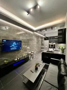 Luxury Black and White Interior Apartments - Iliopoulaíika