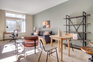 Dublin 1BR w Gym Lounge Pool nr BART SFO-1041