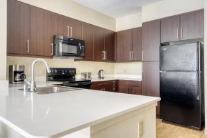 Dublin 1BR w Gym Lounge Pool nr BART SFO-1041