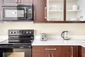 Dublin 1BR w Gym Lounge Pool nr BART SFO-1041