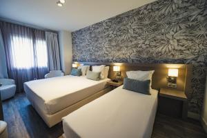 Triple Room room in Hôtel Le Catalogne