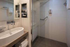 Triple Room with Garden View room in Hôtel Le Catalogne