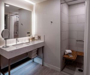 King Room with Roll-In Shower - Disability Access room in Hyatt Regency Portland at the Oregon Convention Center