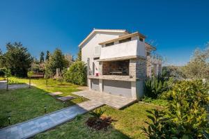 Nice apartment with balcony very close to the sea