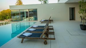 A modern villa in Zmijavci with a gym, tennis and basketball court