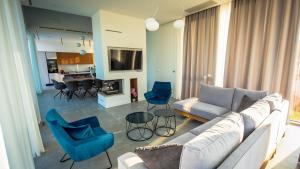 A modern villa in Zmijavci with a gym, tennis and basketball court