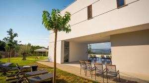 A modern villa in Zmijavci with a gym, tennis and basketball court