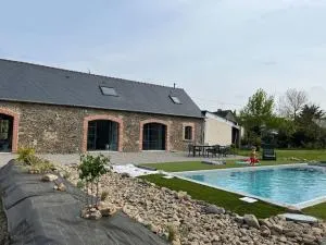 Longère en pierre avec piscine chauffée - Bouvron