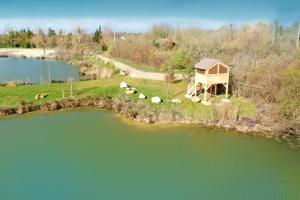 Villages vacances Les Etangs de la Bassee : Cabane sur Pilotis
