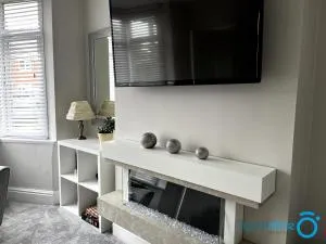 Stylish Cosy Home - M42, Airport, NEC & Train St - Sheldon