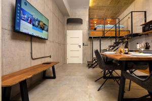 Industrial-style 2BD Loft with Parking Spot by Flat Mаnager
