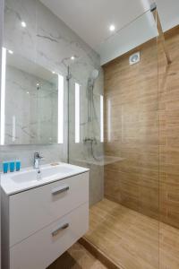 Marszałkowska White & Black Apartment by BookingHost