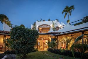 Casa Mila - 4 BR Luxury Family Villa 5 Min from Canggu Beach - Bali