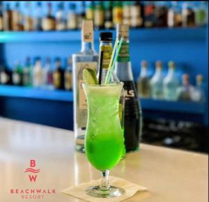 Modern Beach Apartment, 3 Beds, Views & Full Kitchen