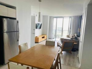 Modern Beach Apartment, 3 Beds, Views & Full Kitchen