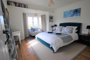 Greystone Cottage - Sea views, short stroll to a beautiful sandy beach