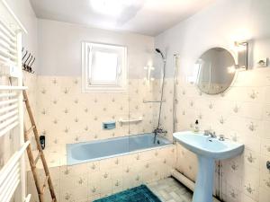 Maisons de vacances Maison de 5 chambres avec jacuzzi jardin clos et wifi a Bars : photos des chambres