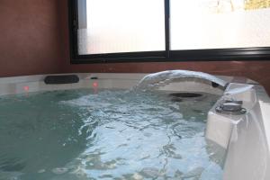 B&B / Chambres d'hotes Happy & Relax : Chambre Double avec Baignoire Spa