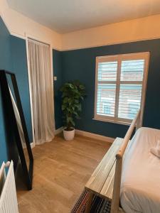 Hoole House- Recently decorated, bright and modern 2 bedroom house, close to Chester train station and the City Centre