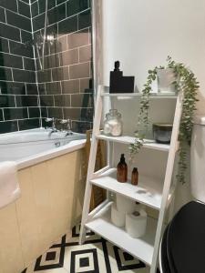 Hoole House- Recently decorated, bright and modern 2 bedroom house, close to Chester train station and the City Centre