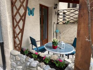 B&B / Chambres d'hotes Maison Castellane Chambre d'Hotes B&B : Chambre Double ou Lits Jumeaux Deluxe – Vue sur Jardin