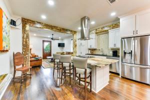 Chic Louisiana Retreat - Balcony and River Views!