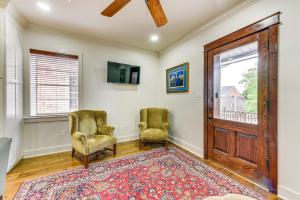 Charming Louisiana Getaway with Furnished Balcony!