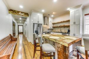 Charming Louisiana Getaway with Furnished Balcony!