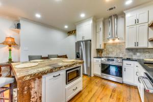 Charming Louisiana Getaway with Furnished Balcony!