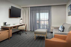 King Room with Sofa Bed - Non-Smoking room in Courtyard by Marriott Dayton Beavercreek