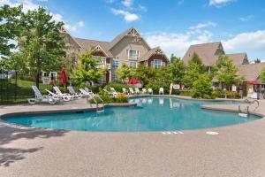 The Green Getaway with Mtn Views