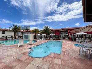 Casas no Residencial Mont Sinai com 2 ou 3 suítes (todas com ar), internet privativa 300MBPS a aproximadamento 250m da Praia de Taperapuã, condomínio com piscinas adulto e infantil, sauna, churrasqueiras e Segurança 24hrs.