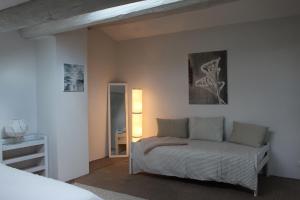 Villas Mas Les Romarins, 10 min d'Uzes, grand jardin, nid de repos et base pour activites dans le Gard, max 8 adultes et 4 enfants : photos des chambres