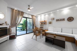 Hanioti Margi Summer House by Luxlikehome