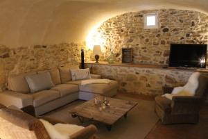 Mas Les Romarins, 10 min dUzès, piscine et grand jardin clos, jeux, nid de repos et base pour activités dans le Gard