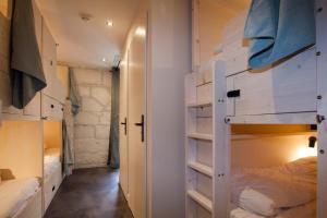 Auberges de jeunesse Le Maje Hostel : Lit dans Dortoir Mixte de 6 Lits