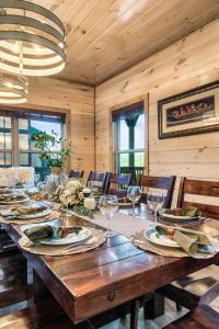 FALL SALE, Sleeps 20, Theater, HotTub, Game, Pet Friendly