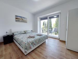 Apartment and Rooms Anne