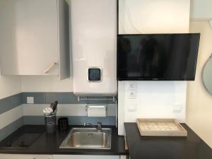 studio avec terrasse et piscine