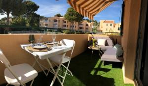 studio avec terrasse et piscine