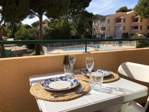 studio avec terrasse et piscine