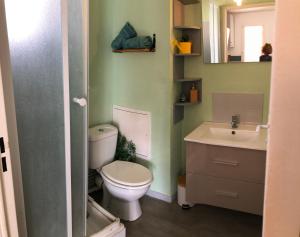 studio avec terrasse et piscine